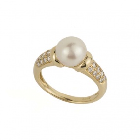 Yellow Gold Pearl & Round Brilliant Cut Diamond Ring